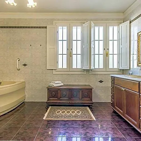 Petrone | Luxury Four Seasons-jacuzzi&pool